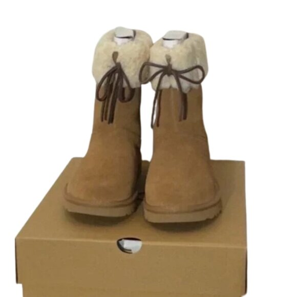 NWT UGG WOMEN'S CLASSIC SHORT CHESTNUT SUEDE SHEARLING LINED SARISSA BOOTS - 7 - Picture 3 of 7